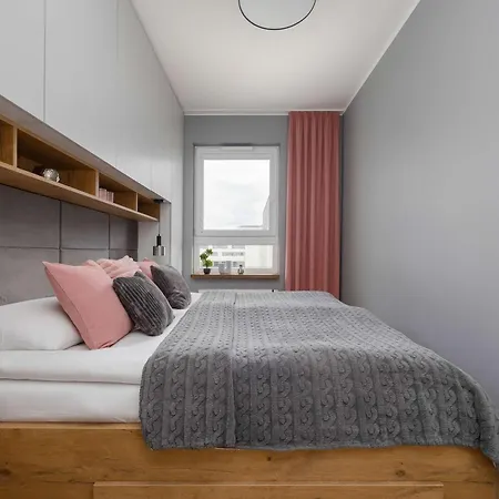 Apartment Modern With Parking & Balcony Suited For Remote Work By Renters Warsaw