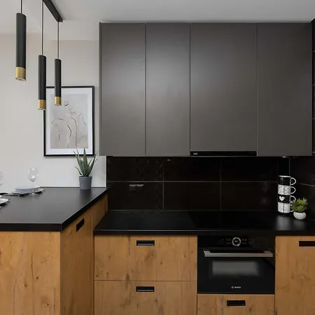 Modern With Parking & Balcony Suited For Remote Work By Renters *