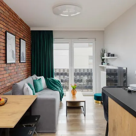 Modern With Parking & Balcony Suited For Remote Work By Renters Apartment *