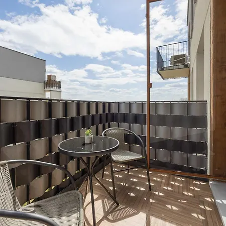Modern With Parking & Balcony Suited For Remote Work By Renters Apartment