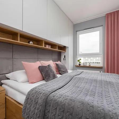 Modern With Parking & Balcony Suited For Remote Work By Renters Apartment *