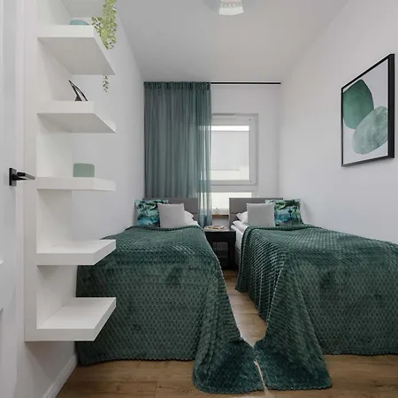Modern With Parking & Balcony Suited For Remote Work By Renters Warsaw
