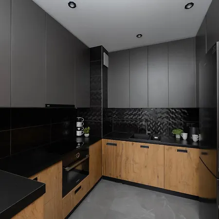 Apartment Modern With Parking & Balcony Suited For Remote Work By Renters