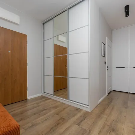 Modern With Parking & Balcony Suited For Remote Work By Renters Apartment Warsaw