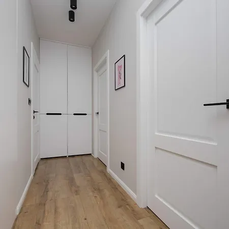 Modern With Parking & Balcony Suited For Remote Work By Renters Warszawa