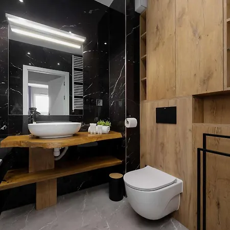 Modern With Parking & Balcony Suited For Remote Work By Renters *