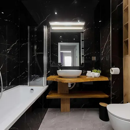 Modern With Parking & Balcony Suited For Remote Work By Renters Apartment