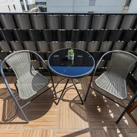 Modern With Parking & Balcony Suited For Remote Work By Renters Lägenhet